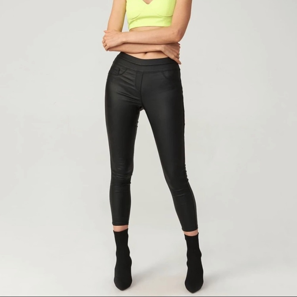 Premium leather look slim-fit cropped jeans
